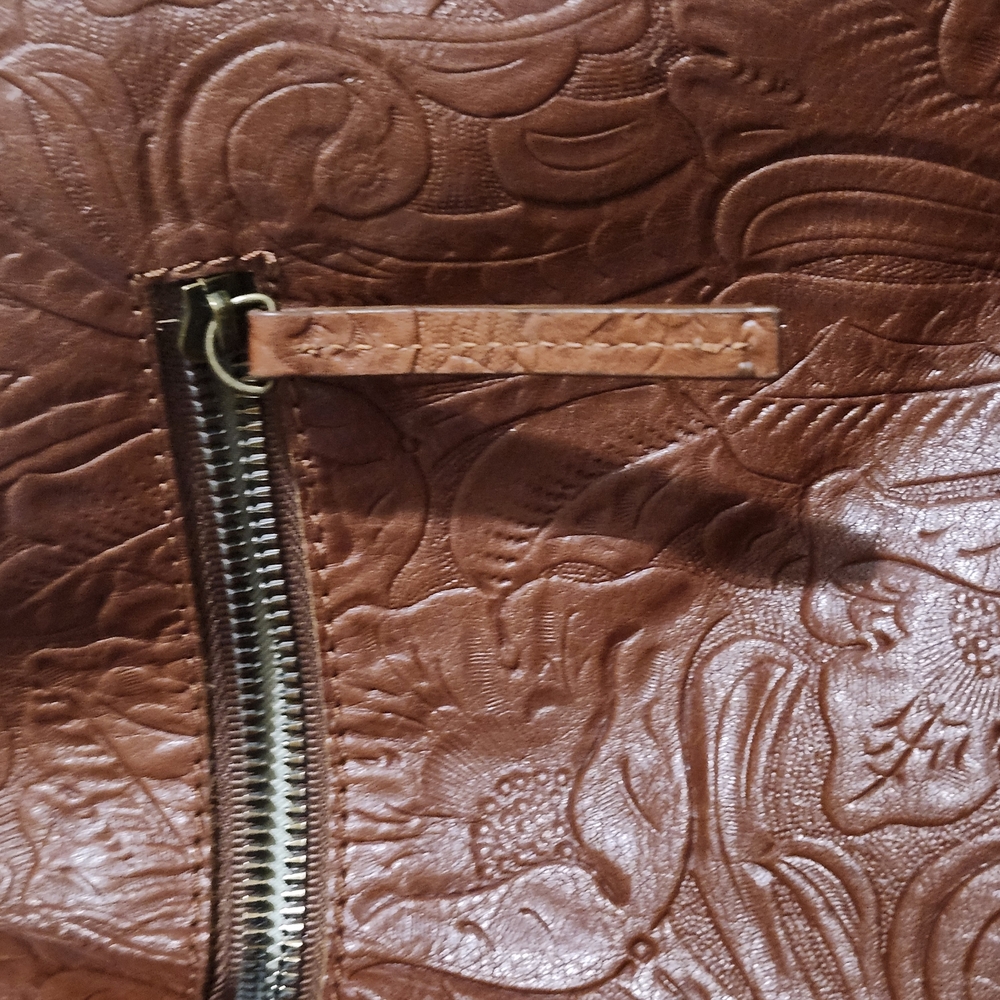 Elegant Brown Embossed Leather Tote - Picture 6 of 16